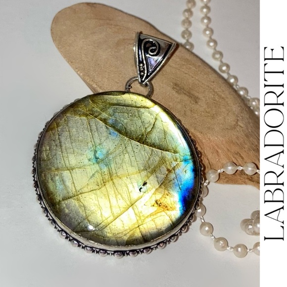 FANTASTIC! Flashy Labradorite Gemstone Handmade Pendant - Picture 2 of 7